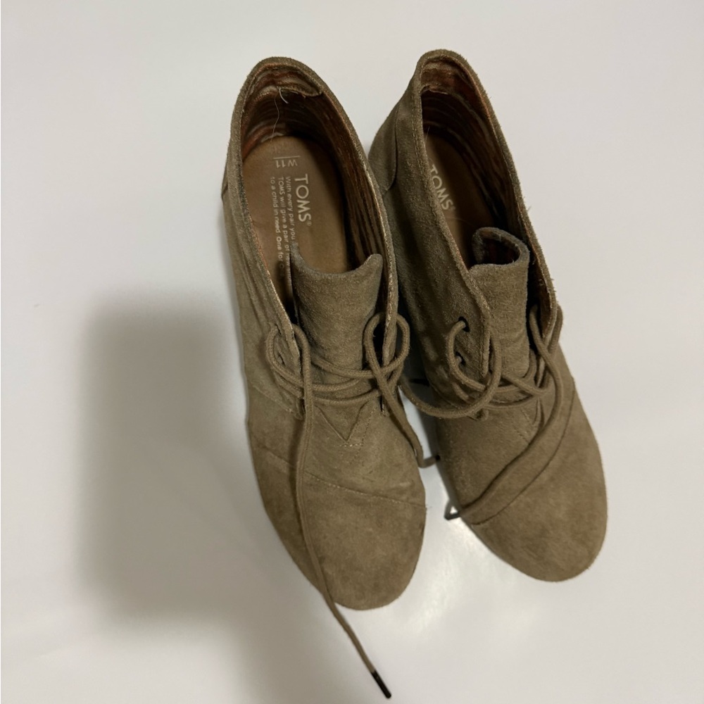 TOMS Women's Lace Up Tan Wedges